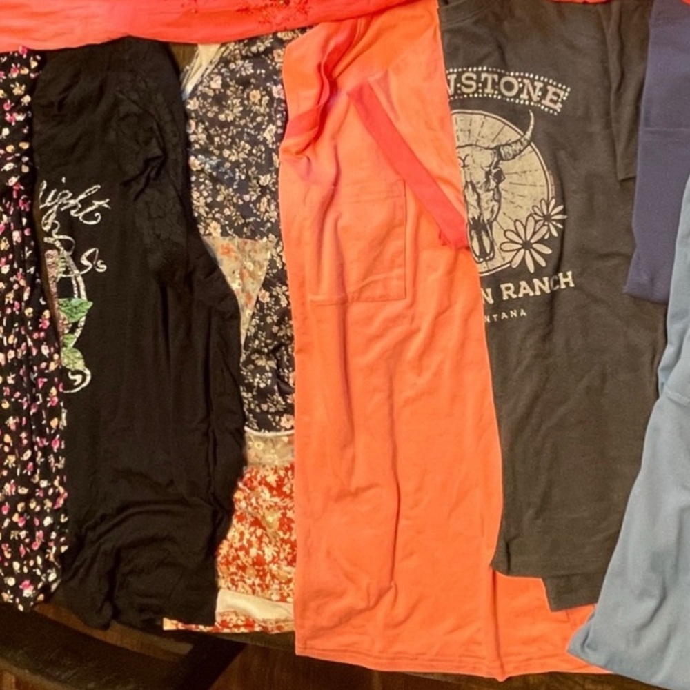 Bundle of 5 Shirts and 1 Sweatshirt